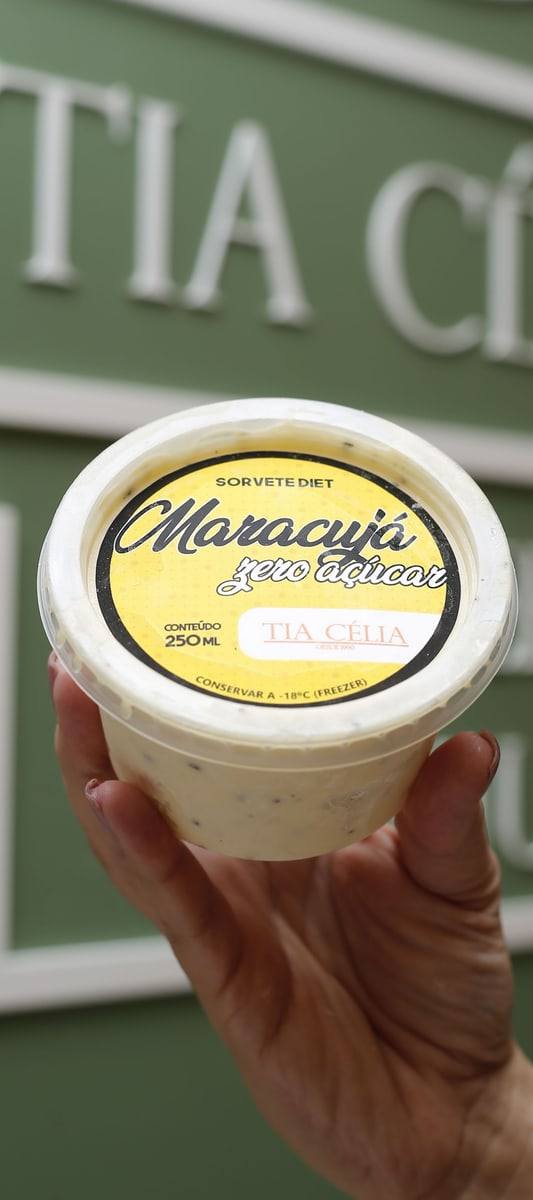 Pote de sorvete diet sabor maracujá da Tia Célia.