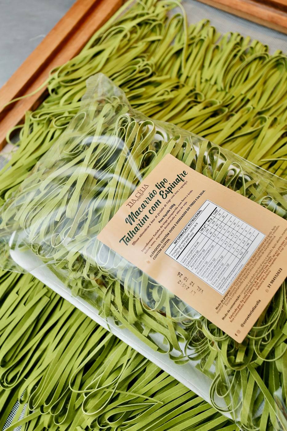 Pacote de macarrão artesanal de espinafre da Tia Célia.